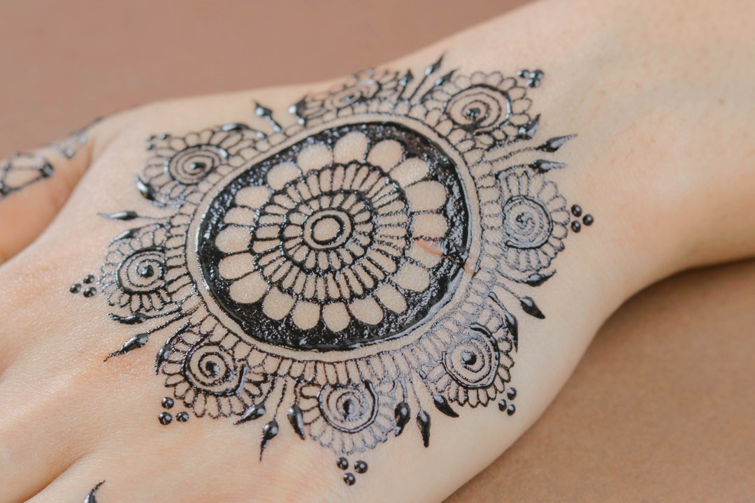 Tatuaje de henna negra.