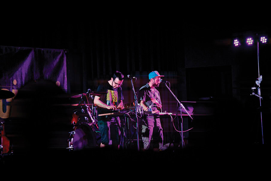 Los ourensanos "Las Cruzes", durante su actuación en la Casa da Cultura de Ribadavia.