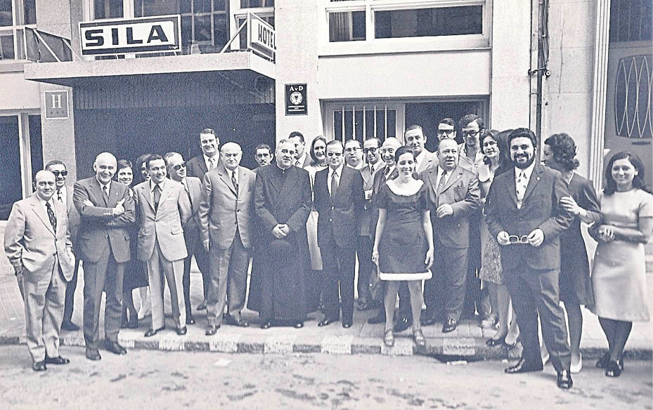 Los profesionales de la radio de Ourense con el alcalde, el obispo y las autoridades de la época