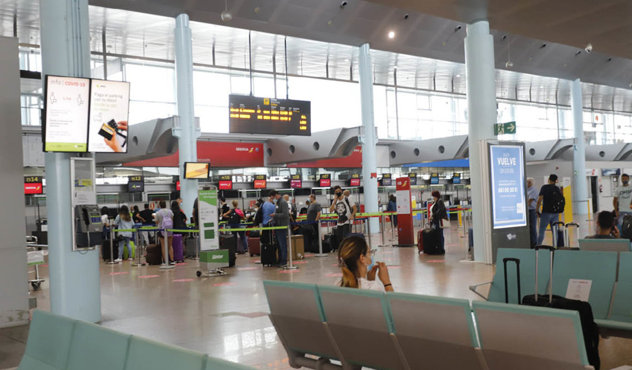 Pasajeros con destino a Canarias en el aeropuerto de Peinador (A.D.)