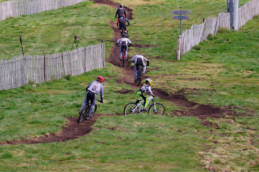 Bikers disfrutando del descenso en el Bike Park Manzaneda