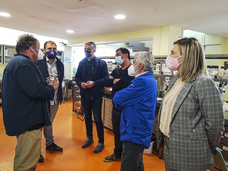 Servando Álvarez -esquerda- explica aos visitantes a labor do Centro de Desenvolvemento Agrogandeiro en Xinzo.
