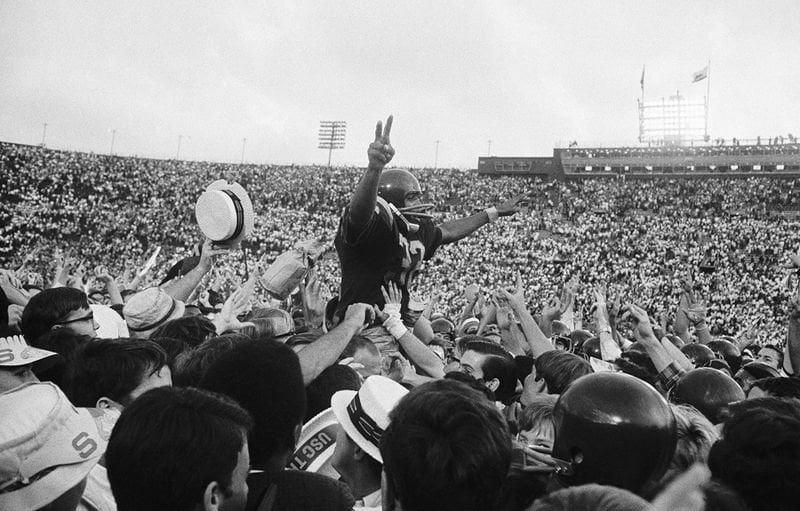 O.J.Simpson salió a hombros del campo tras un memorable partido universitario.