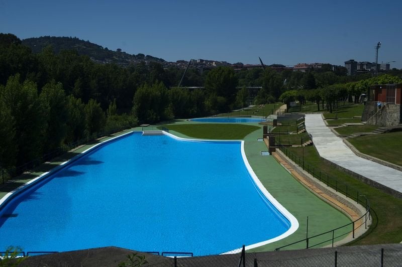 Ourense 6/6/21
La piscina de Oira permacece cerrada pese a las altas temperaturas 

Fotos Martiño Pinal