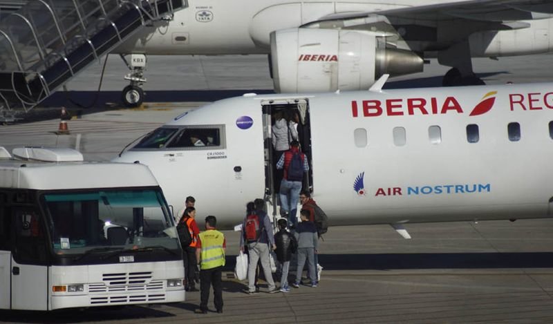 Pasajeros accediendo a uno de los últimos vuelos de Air Nostrum en Vigo antes del covid.