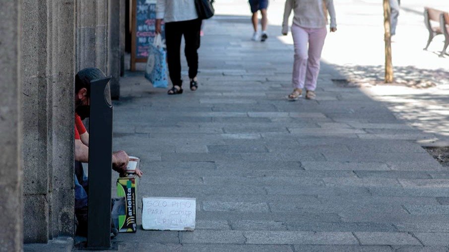 Una persona mendiga en Ourense (XESÚS FARIÑAS).