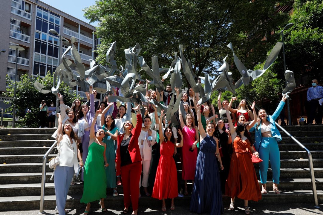 Los 46 nuevos enfermeros lanzaron la banda de graduados al aire (XESÚS FARIÑAS).