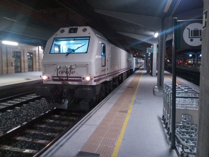 Tren hotel en la estación de Ourense antes de su supresión (FJG).