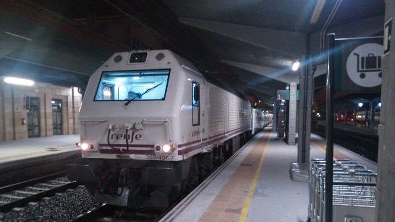 Tren hotel en la estación de Ourense antes de su supresión (FJG).
