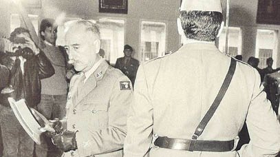 El general Camiña, tras despedirse de la Bandera del Zamora 8 con motivo de su disolución en 1987.