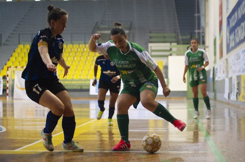 Sol Pedrera, internacional sub-19 del Cidade, conduce la pelota ante una rival del Intersala (MARTIÑO PINAL).