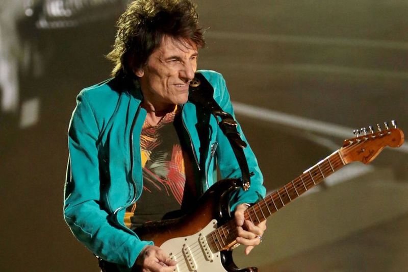 Ronnie Wood tocando su guitarra durante un concierto de los Rolling Stones.