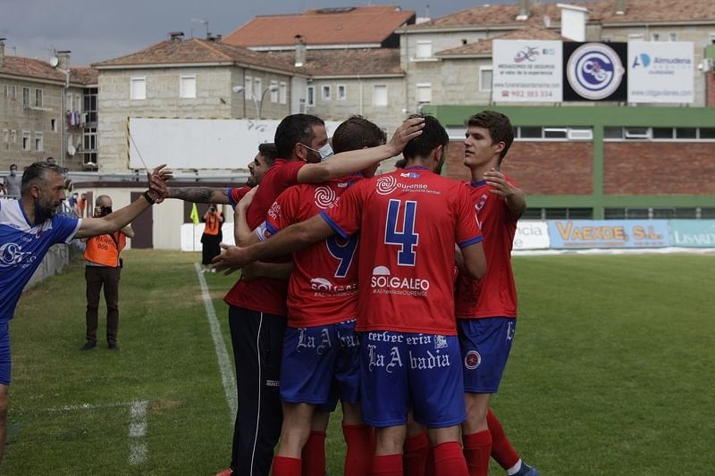 Los jugadores de la UD Ourense celebran uno de los tantos anotados ante el Fisterra.