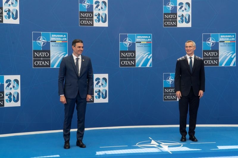 El presidente del Gobierno, Pedro Sánchez (i) junto al secretario general de la OTAN, Jens Stoltenberg