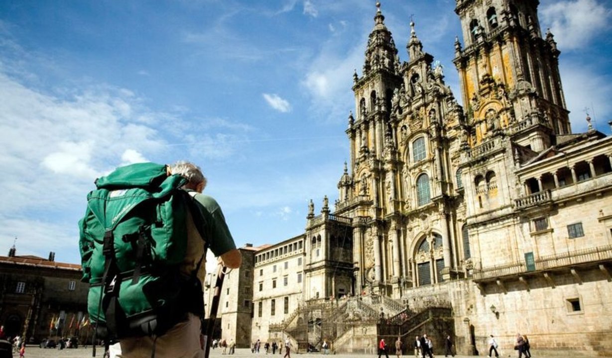 Un peregrino llegando a la Praza do Obradoiro en Santiago de Compostela.