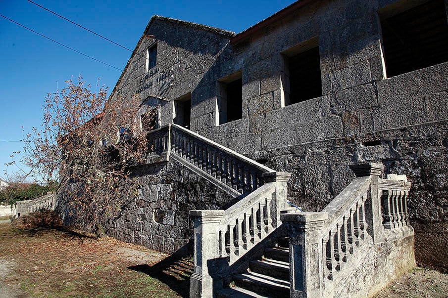 Imagen de la fachada exterior de la antigua escuela de Freás de Eiras, en Ramirás.
