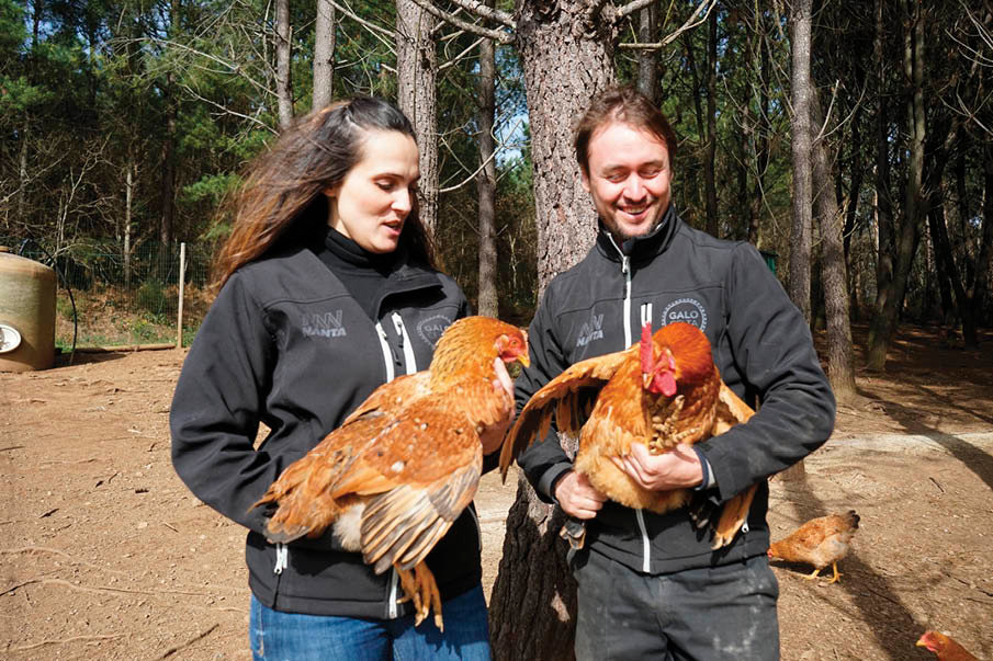 Patricia Lorenzo y David Sueiro con dos ejemplares de las gallinas de su explotación.