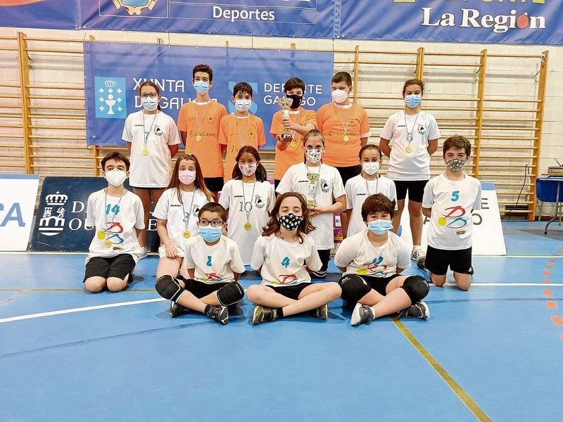 Los integrantes de los equipos de la escuela del Asesores Vila Castro / Burgas Voleibol, con los trofeos.