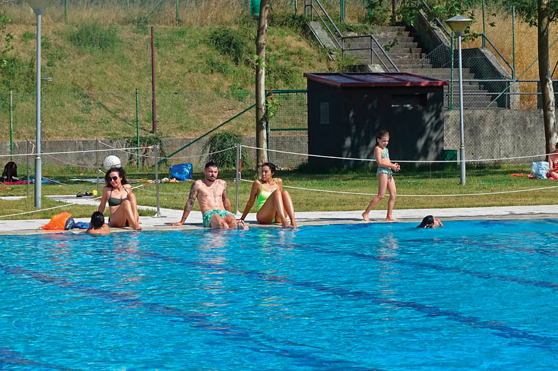 Bañistas en la piscina de la Tecnópole (MARTIÑO PINAL).