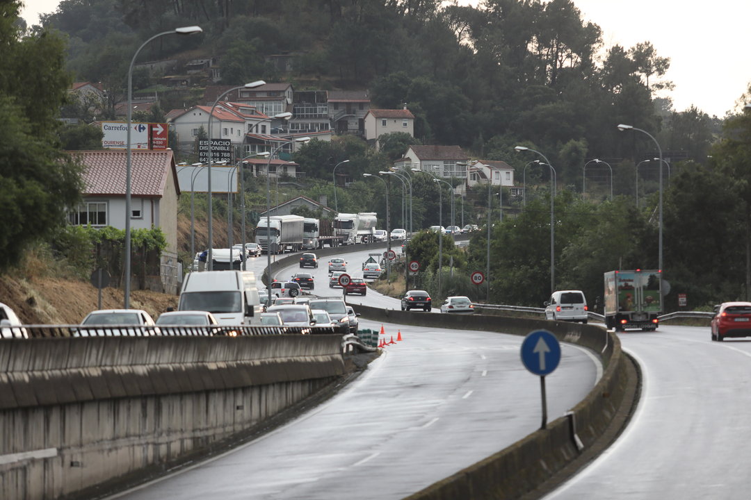 OURENSE 15/06/2021.- Daños tormenta; coches desviados por las inundaciones carril de bajada rotonda de O Couto.. José Paz