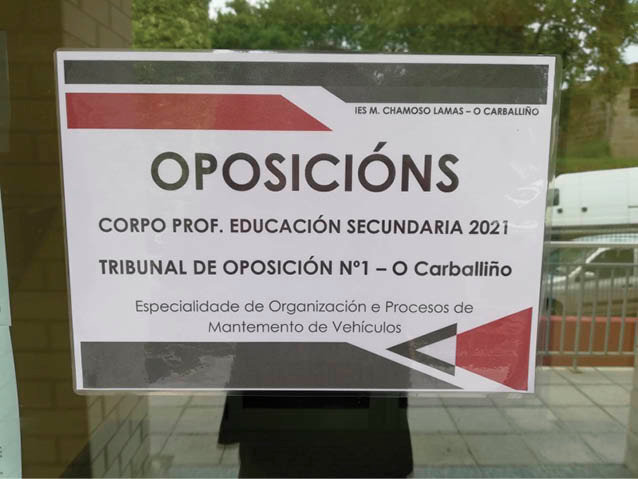 Cartel de una de las sedes de oposiciones, en O Carballiño.