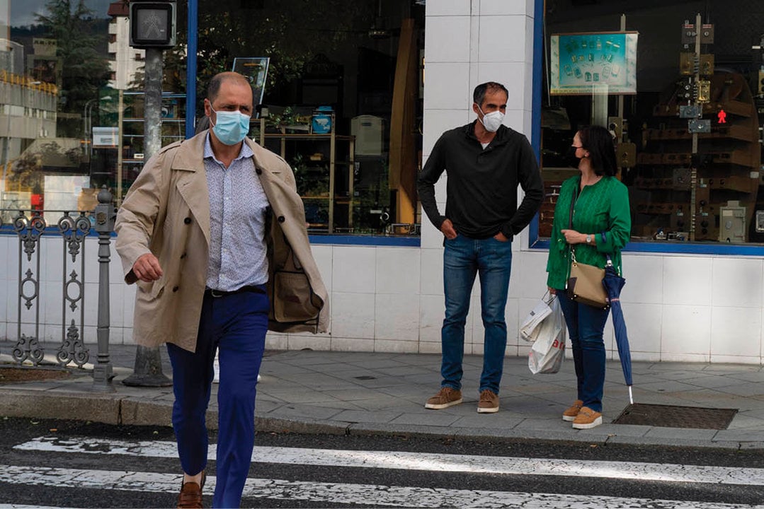 Imagen de peatones en la ciudad. Desde mayo de 2020, es obligatorio utilizar mascarilla al aire libre.