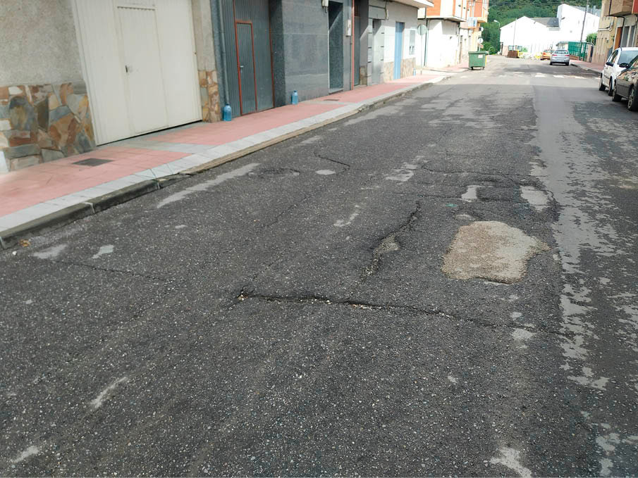 Baches en un tramo de la Rúa de Florencio Delgado Gurriarán.