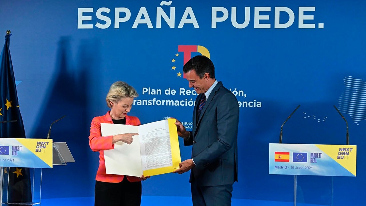 La presidenta de la CE, Ursula von der Leyen, y Pedro Sánchez.