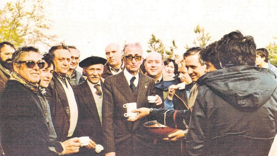 Xaquín Lorenzo, na Romaría do Viso de 1983, acompañado do Amador das Barxas, de Manuel de Dios e de varios coralistas e amigos [Arq.: De Ruada].