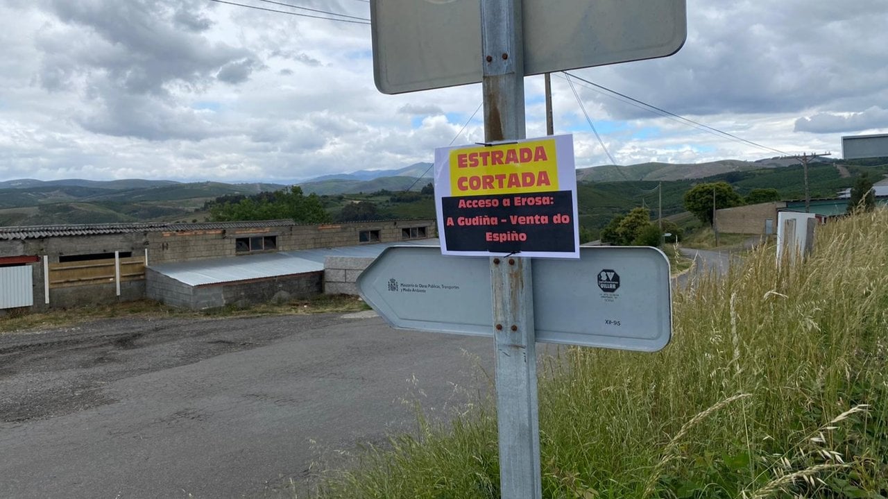 Cartel en la carretera de Erosa que indica que estará cerrada.