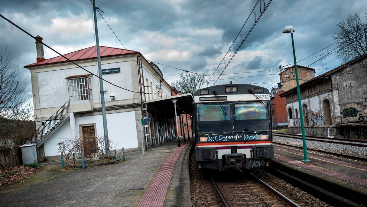 Un tren regional, circulando por la estación de Ribadavia (ÓSCAR PINAL).