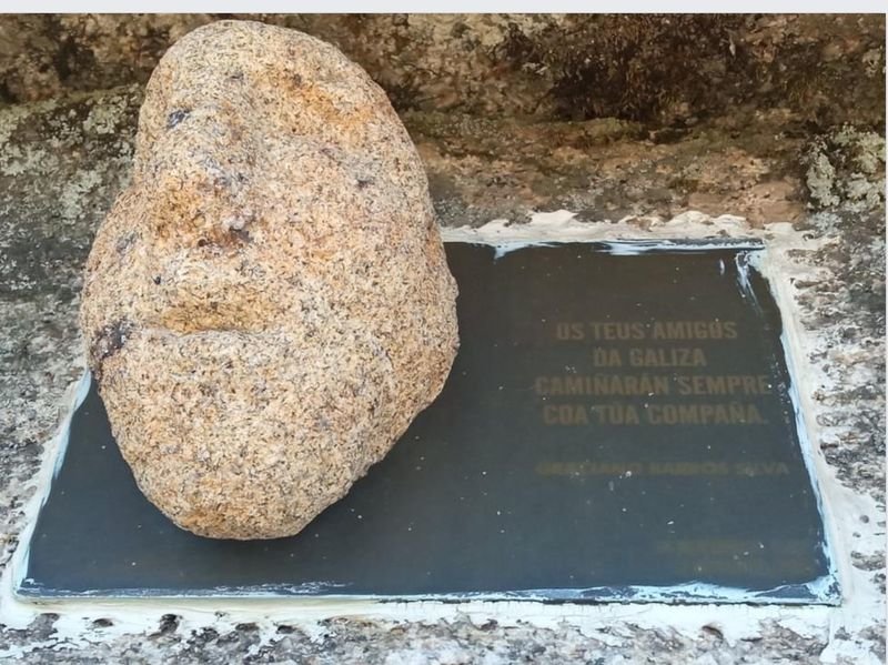 La placa y escultura en recuerdo de Graciano Barros Silva.