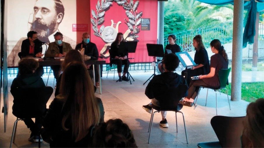 Actuación de alumnas de la Escola de Musica en la presentación del  “O libro cero” de Jorge Bóveda.