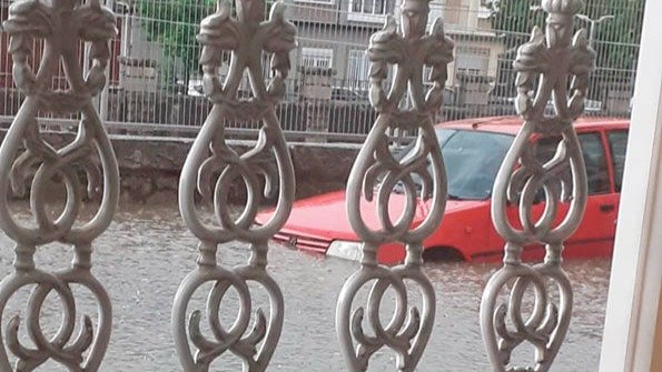 Un coche inundado el pasado miércoles en Serra Martiñá.
