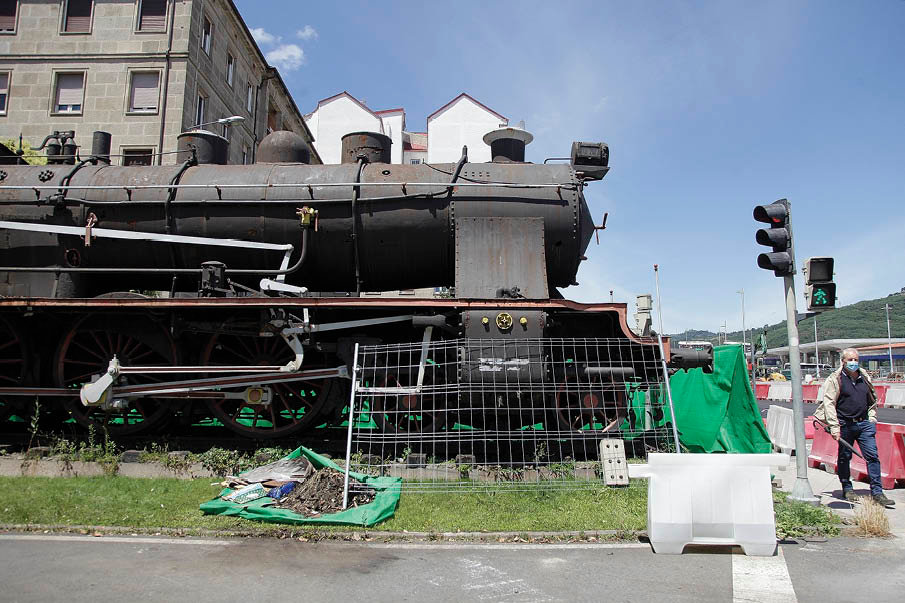 La locomotora de A Ponte, visiblemente deteriorada (Miguel Ángel).