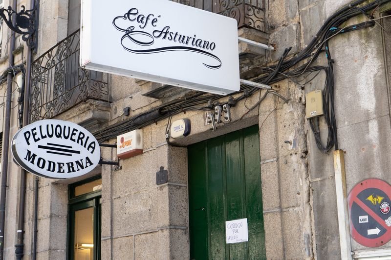 OURENSE 24/06/2021. El café Asturiano, situado en el número 10 de la Rúa Concordia, cierra sus puertas por una avería. Miguel García
