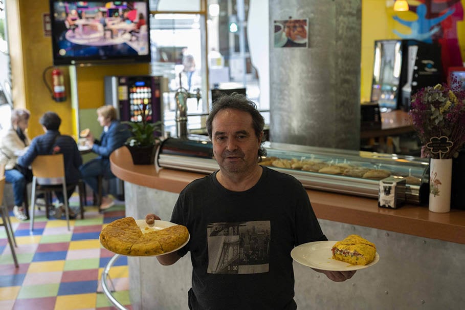 Pepe Alonso con unos platos de tortilla, uno de los preferidos por los consumidores.