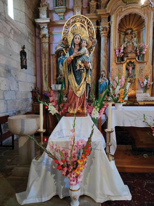 La imagen de la Virgen presidiendo el altar durante la novena.