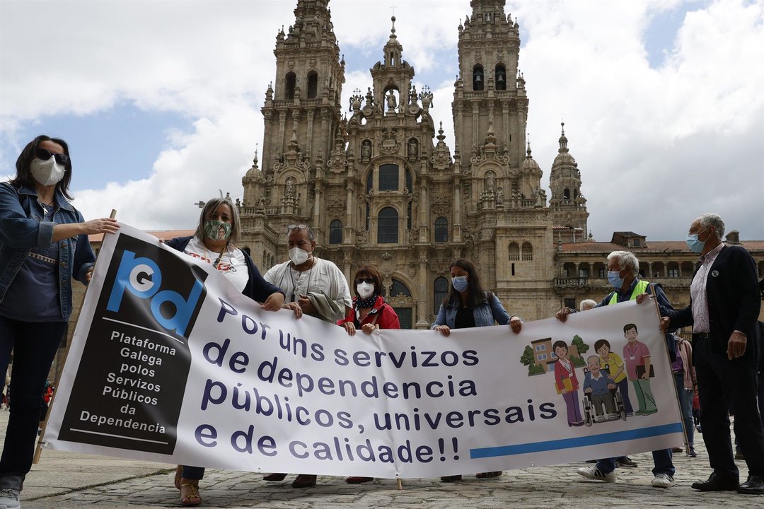 Protesta en Santiago para pedir más residencias. // EFE