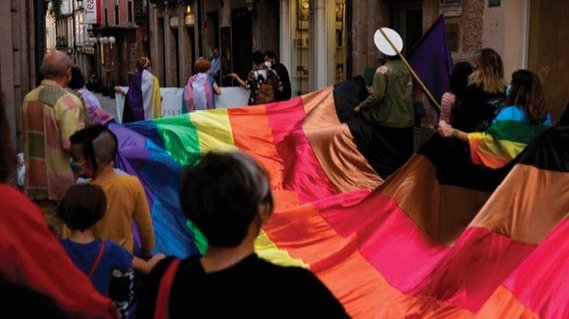 La bandera inclusiva ondeó durante la manifestación (M. García)