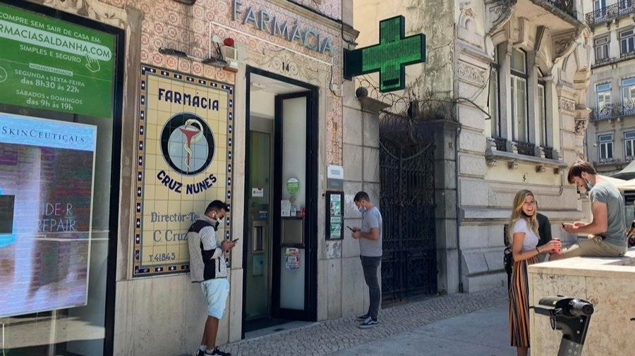 Varias personas hacen cola en una farmacia de Lisboa para hacer la prueba covid-19 (EFE).