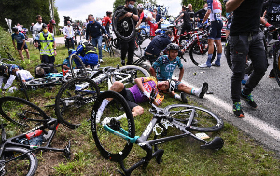 Caída provocada por una espectadora al inicio del Tour (EFE).