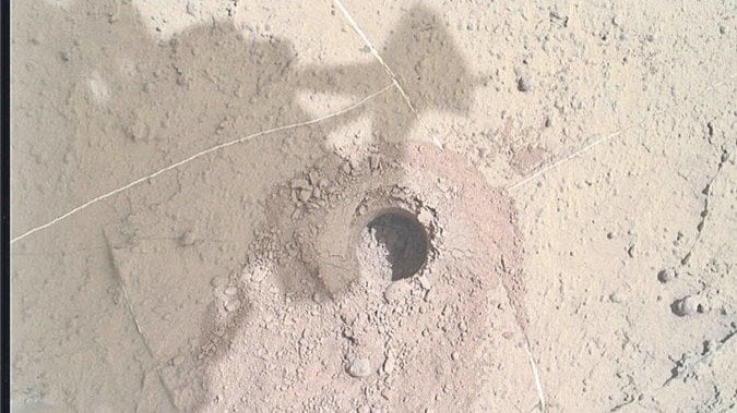 Invesitgan sedimentos extraídos de las perforaciones que realizó el Curiosity.
