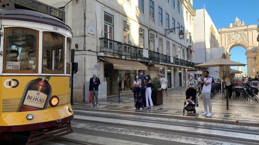 Un tranvía a su paso por el barrio de la Baixa, en Lisboa (EFE).