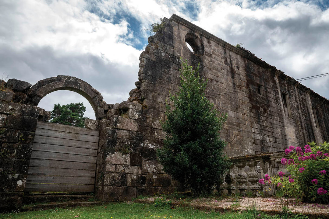 Aspecto de una de las paredes del monasterio, en ruinas.