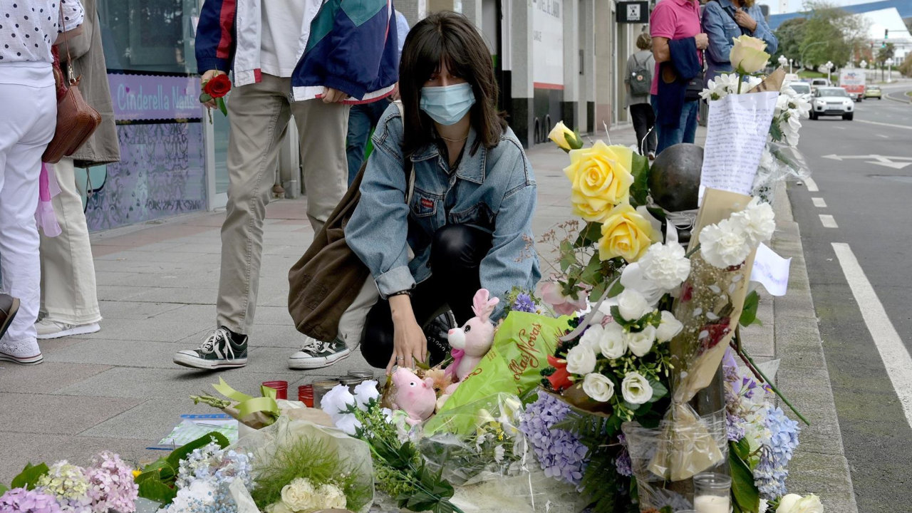 Una mujer deposita flores en el lugar donde asesinaron a Samuel // EFE