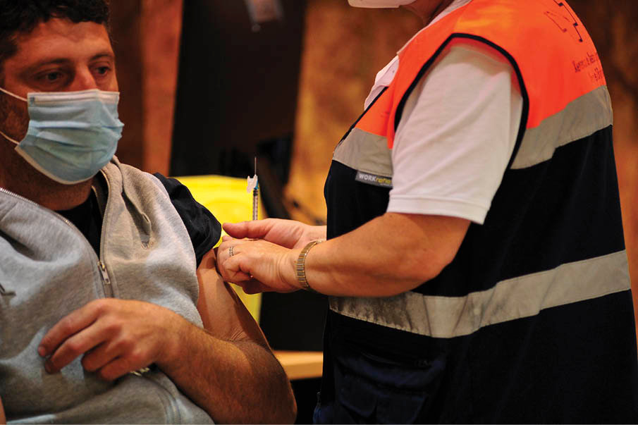 Un hombre recibe la vacuna contra el coroanvirus, la pasada semana en Expourense.// José Paz