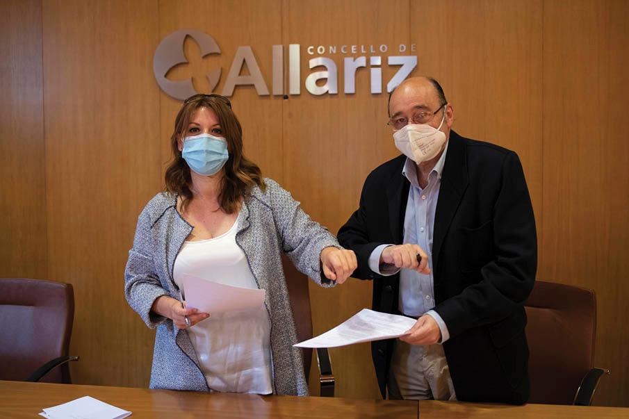 Cristina Cid y Julio Bouzo durante la firma del convenio entre Allariz y el Rally.