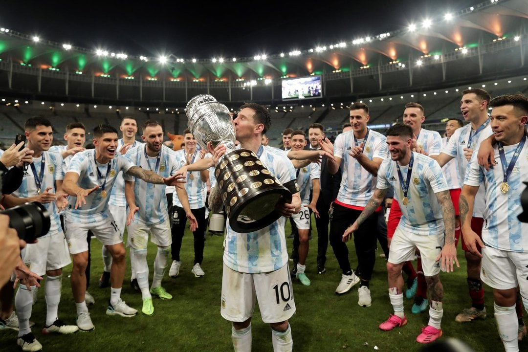 ionel Messi (c) de Argentina besa hoy el trofeo de la Copa América,
