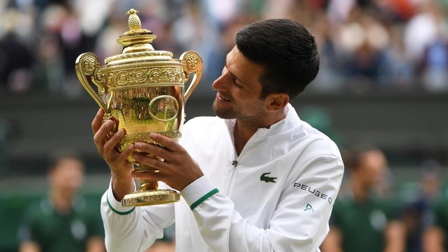 El tenista serbio Novak Djokovic con el título de Wimbledon (EFE).